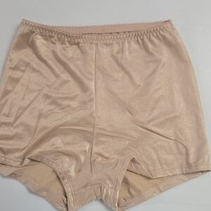 Vassarette Women's Cream Boy Shorts
